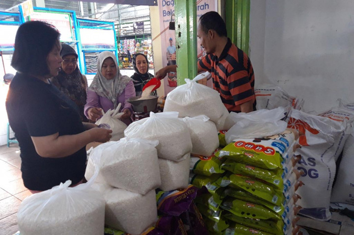 Pedagang Rasakan Volume Beras Bulog kian Menyusut