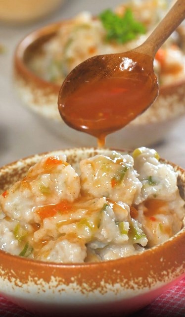Camilan ini rasanya mantap sekali. Cilok diisi dengan ayam dan disirami dengan saus. (Foto: Dok. Endeus TV)