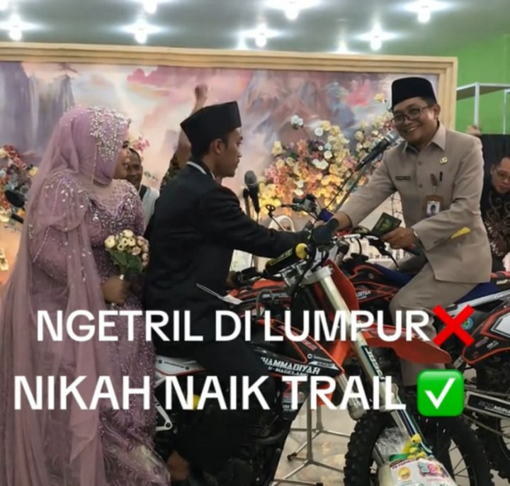 Unik! Pasangan di Magelang Ini Lakukan Ijab Kabul di Atas Motor Trail