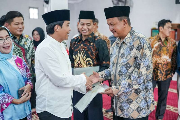 Wamen ATR/BPN Serahkan Sertifikat Rumah Ibadah di Palembang