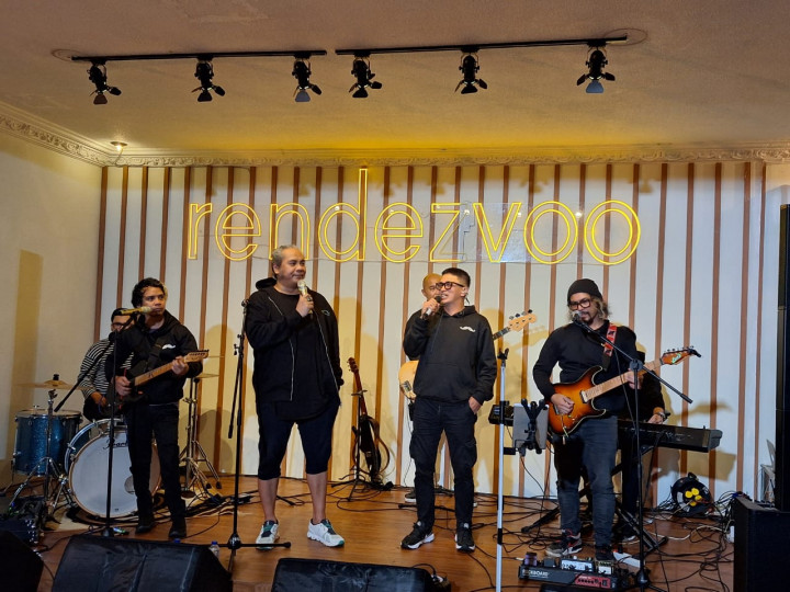 Eza Yayang Daur Ulang Lagu 'Jangan-Jangan' Bersama Om Om