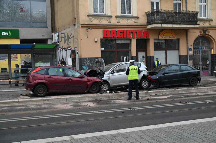 Pengemudi Tabrakkan Mobil ke Kerumunan Orang, 19 Terluka