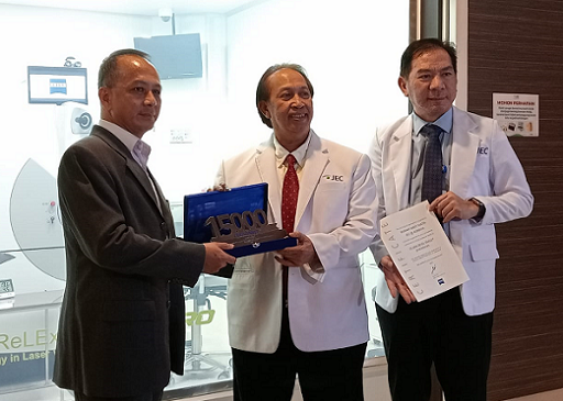 (Ki-ka: Budi Suryatantra, DR. Dr. Setiyo Budi Riyanto, SpM(K) dan DR Dr Johan A Hutauruk, SpM(K)  saat penerimaan penghargaan dari ZEISS. (Foto: Dok. Yuni)