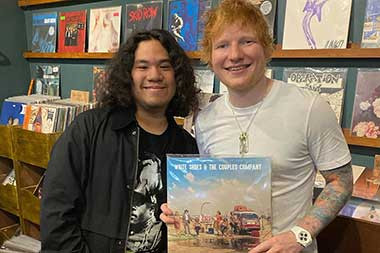Ed Sheeran ke Pasar Santa Kebayoran, Beli Vinyl Band Indonesia