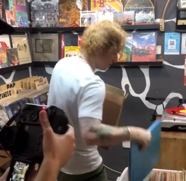 Gaya Ed Sheeran saat Jalan-jalan ke Pasar Santa