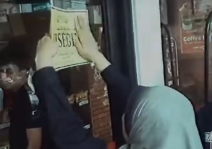 Mengganggu dan Melanggar Perda, Minimarket 24 Jam di Bandung Disegel Satpol PP