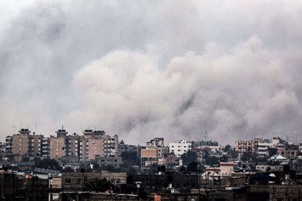 Asap dari serangan udara Israel di Jalur Gaza. (AFP)