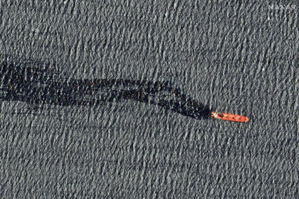 Foto satelit memperlihatkan kapal kargo MV Rubymar yang mengalami kebocoran usai diserang Houthi di Laut Merah, 19 Februari 2024. (Satellite image ©2024 Maxar Technologies / AFP)
