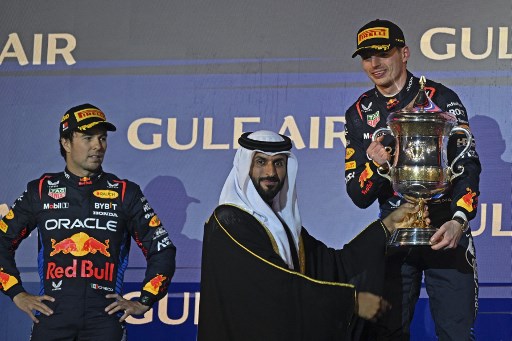 Seremoni penyerahan trofi F1GP Bahrain 2024. (ANDREJ ISAKOVIC / AFP)
