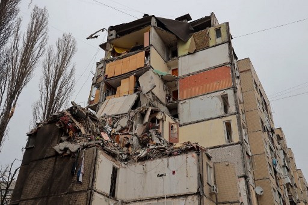 Sebuah gedung apartemen di Odessa, Ukraina, rusak terkena serpihan drone Rusia pada Sabtu, 2 Maret 2024. (Oleksandr GIMANOV / AFP)