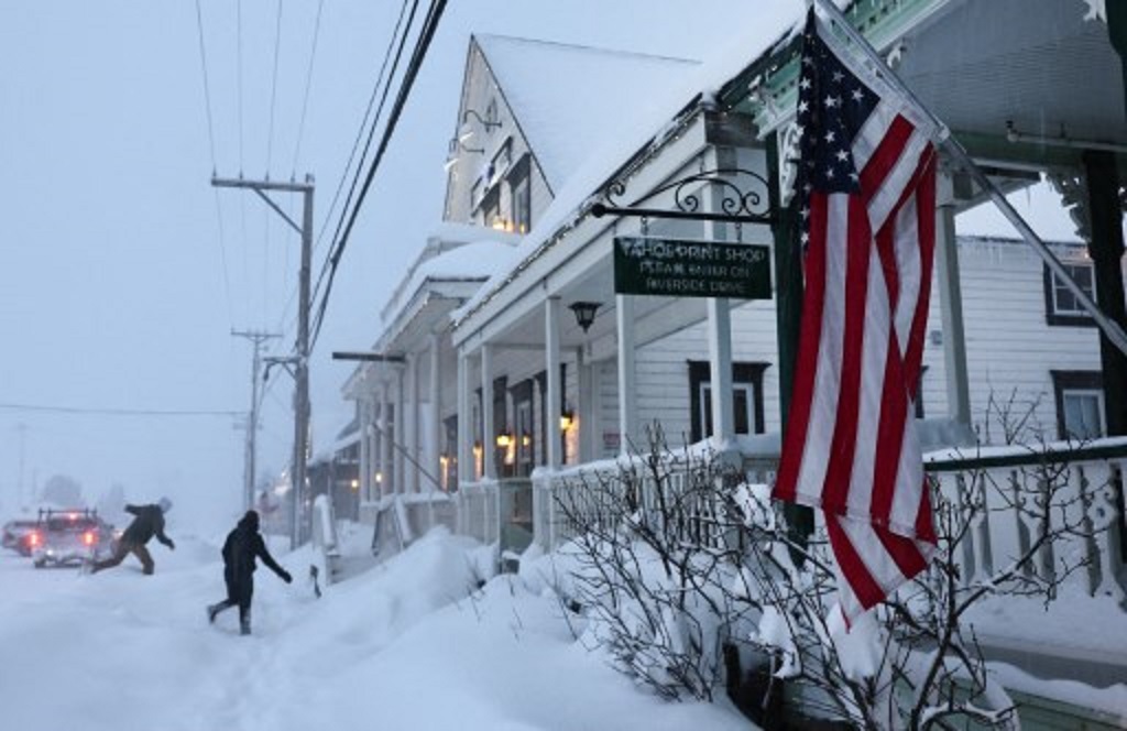 Warga beraktivitas di tengah badai salju di Truckee, California, AS, 2 Maret 2024. (MARIO TAMA / Getty / AFP)