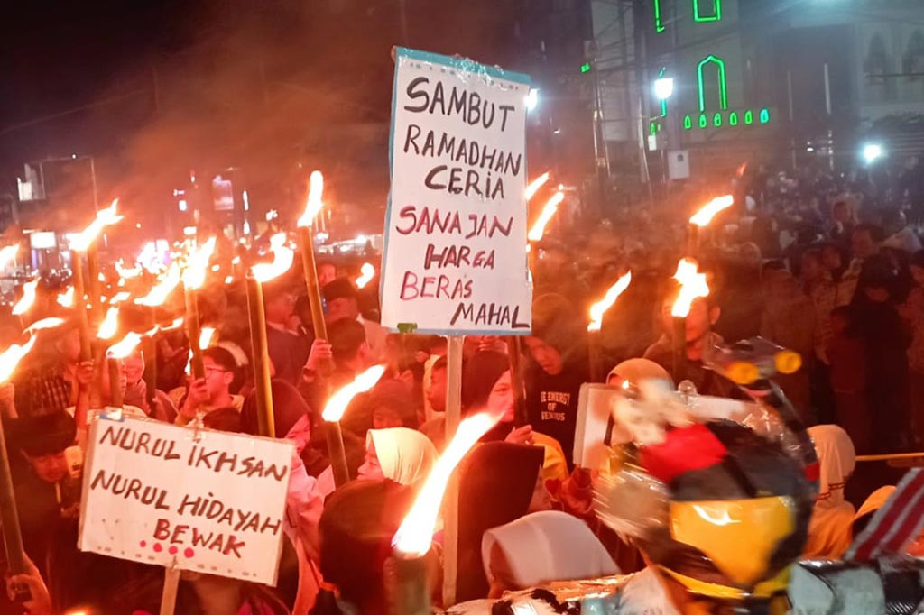 Sambut Bulan Suci Ramadan, Ribuan Warga Lembang Ikuti Pawai Obor