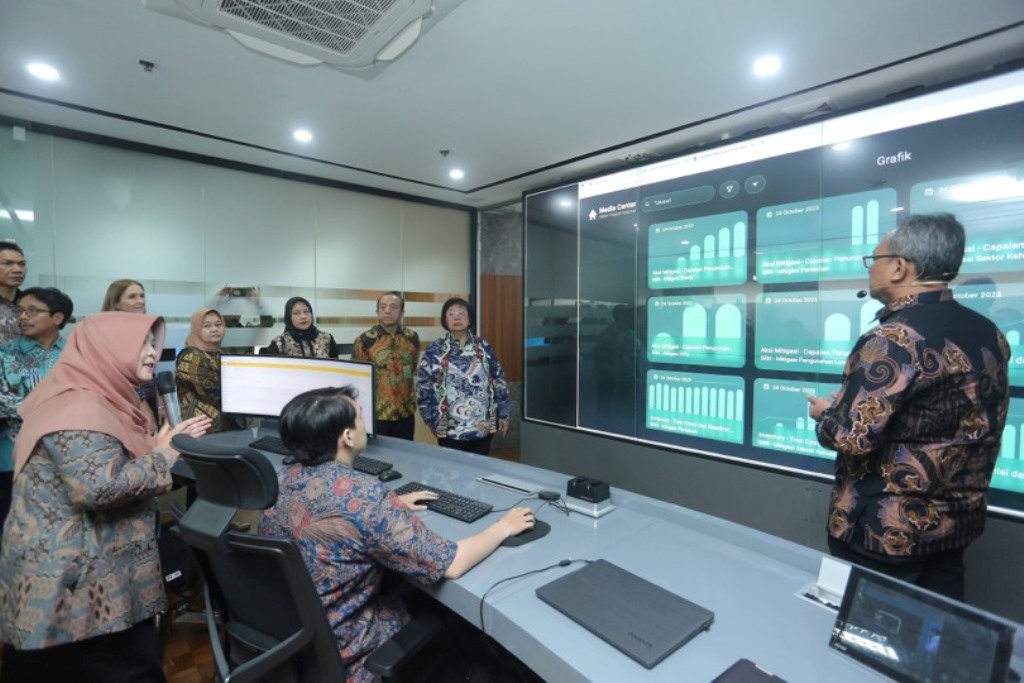 Direktur Inventarisasi Gas Rumah Kaca dan Monitoring Pelaporan Verifikasi, Hari Wibowo (kanan), saat menjelaskan regulasi perdagangan karbon. Foto: Dok KLHK