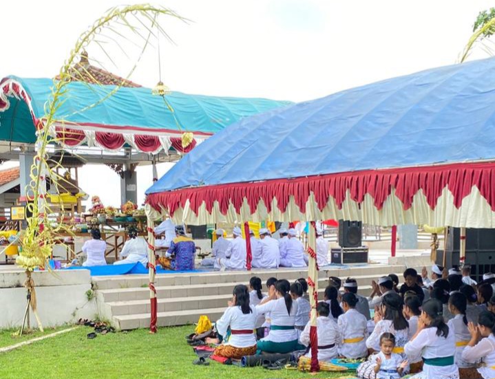 Upacara Melasti umat Hindu di Pantai Tirta Samudra Jepara. Medcom.id/ Rhobi Shani.