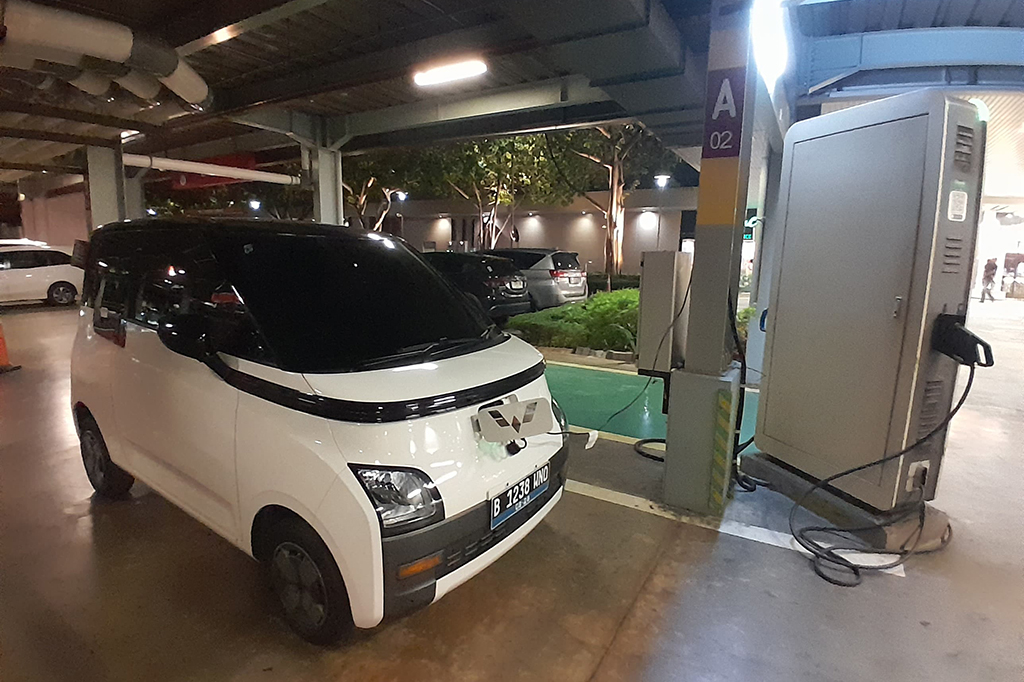 Penambahan Fasilitas Stasiun Pengisian Mobil Listrik di Pusat Perbelanjaan
