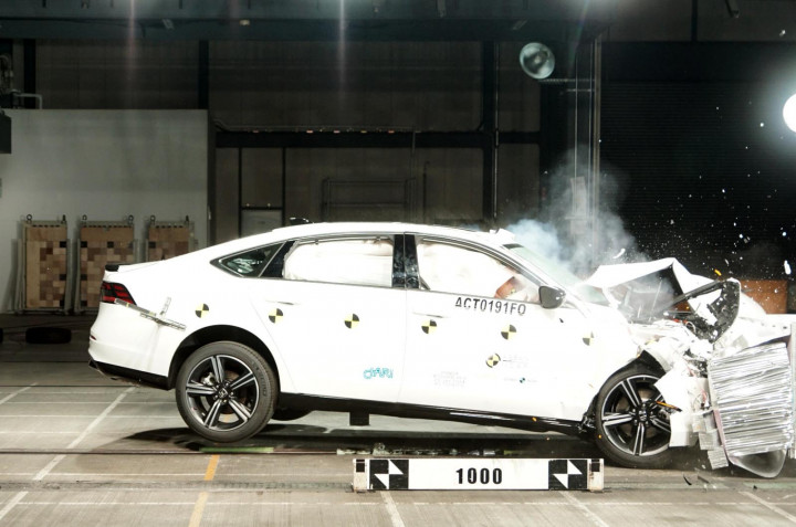 Honda Accord RS e:HEV Nabrak Tembok Beton, Gimana Hasilnya?