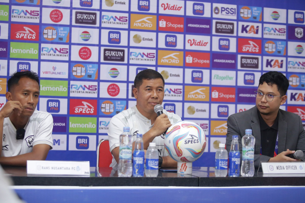 Caretaker pelatih RANS Nusantara FC, Francis Wewengkang (tengah). (Dokumentasi/Istimewa)