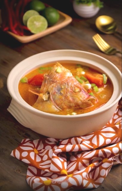 Nila goreng disajikan dalam kuah bumbu pekat asam pedas. Yummy, banget! (Foto: Dok. Endeus TV)