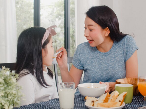 Setiap Ibu pasti ingin memberikan makanan yang sehat dan bergizi untuk mengoptimalkan tumbuh kembang si kecil. (Foto: Ilustrasi. Dok. Freepik.com)