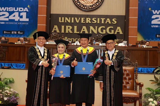 Selamat! Bupati Lamongan dan Istri Wisuda Bareng dari Sekolah Pascasarajana Unair