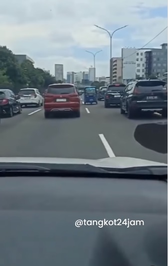 Duh! Sopir Bajaj Ini Nekat Masuk Tol dan Lawan Arah, Ternyata Gegara Ikuti Maps