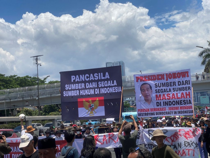 Dukung Hak Angket, Massa Gelar Aksi Unjuk Rasa di Depan Gedung DPR