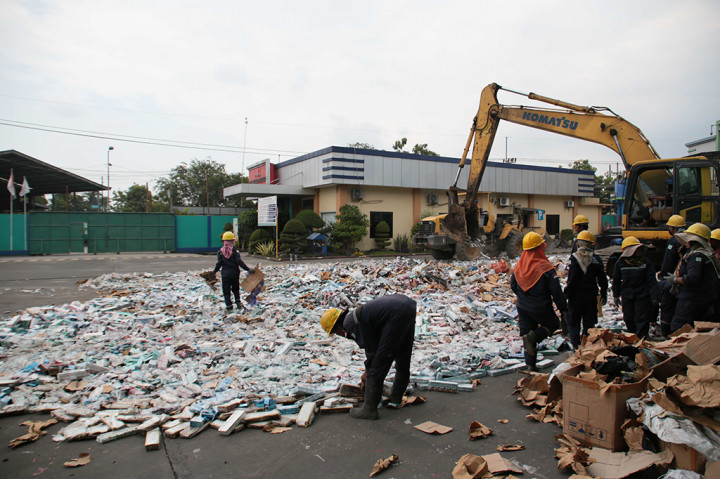 Bea Cukai Sidoarjo Musnahkan 17 Juta Batang Rokok Ilegal dan Minuman Keras