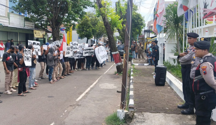 Massa Geruduk Kantor KPU Jepara Tuntut Hitungan Sirekap Dihentikan
