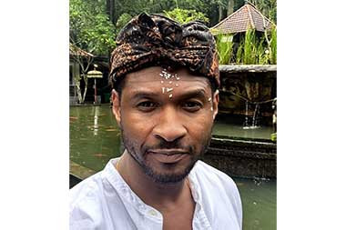 Legenda R&B Usher Melukat di Bali