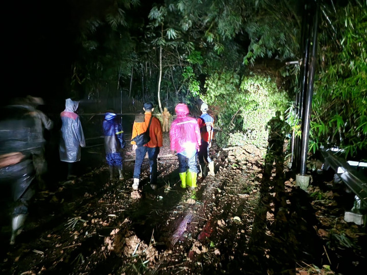 Longsor di Majalengka Tutup Akses Jalan Utama Majalengka - Kuningan