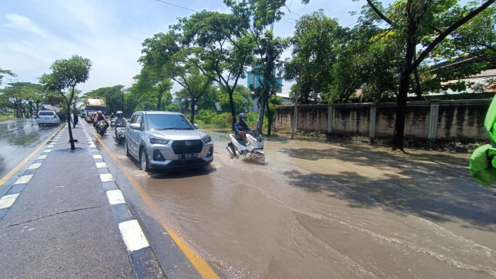 Jalur Pantura Cirebon Terendam Banjir