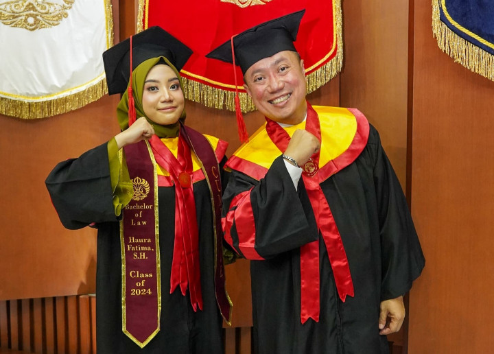 Kompak Banget! Ayah dan Anak Ini Lulus Bareng di UI