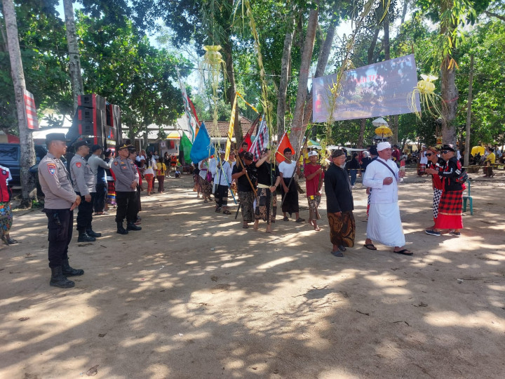 Upacara Jalanidhipuja Digelar di Pantai Balekambang Malang Jelang Perayaan Nyepi