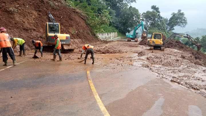 4 Titik Longsor Menutup Akses Kuningan-Majalengka