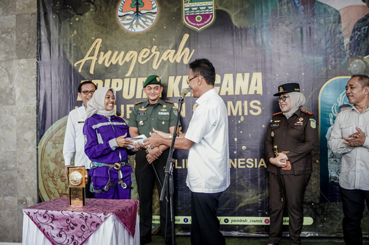 Masyarakat Ciamis Sambut Kedatangan Piala Anugerah Adipura Kencana Pertama di Jabar