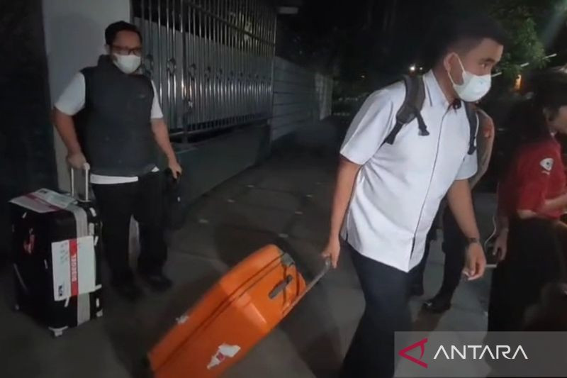 Penyidik KPK Bawa 4 Koper dan 1 Kotak Plastik dari Kediaman Hanan Supangkat