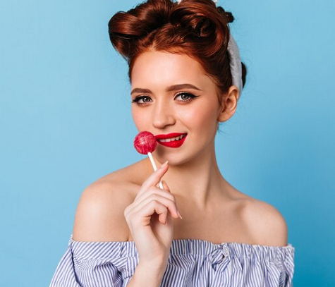Selama beberapa dekade, bibir merah klasik dipuja oleh pencinta mode di seluruh dunia. (Foto: Ilustrasi. Dok. Freepik.com)