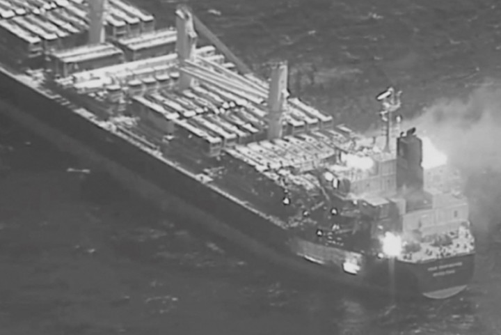 Rudal Houthi Hantam Kapal Kargo di Teluk Aden, 3 Orang Tewas