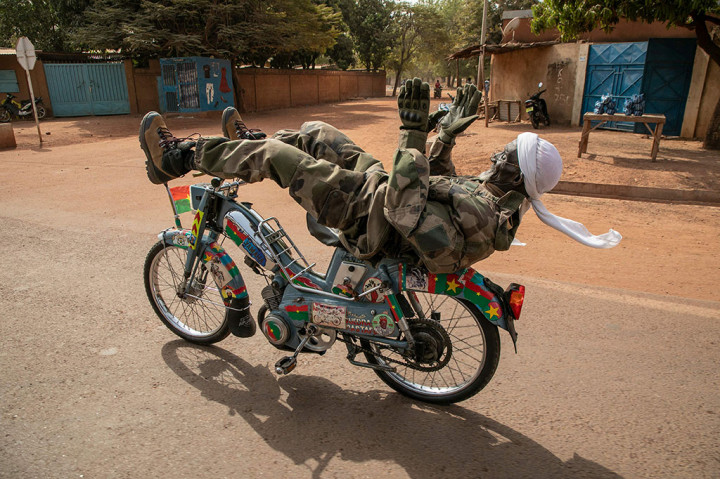 Melihat Aksi Stuntman Berusia 72 Tahun asal Burkina Faso