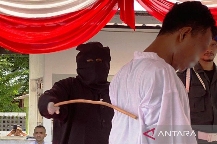 Sopir Angkot Pelaku Pelecehan Seksual ke Penumpang Dicambuk 154 Kali