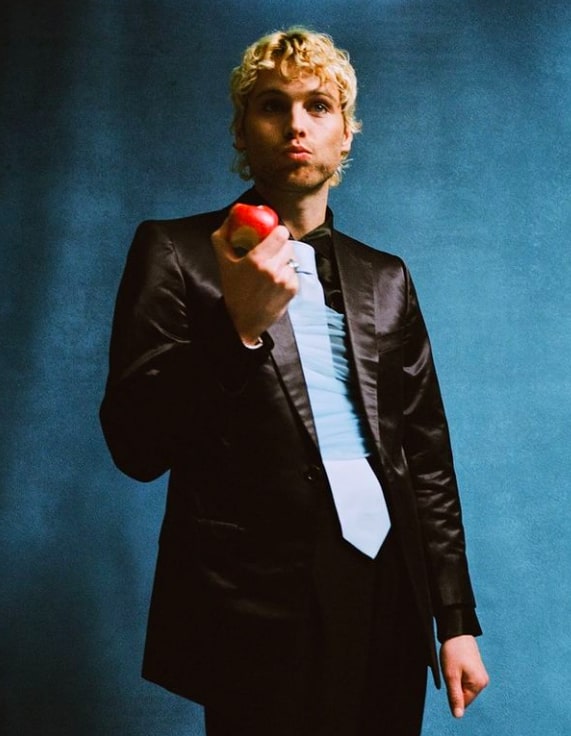 Bercerita tentang Kesendirian, Luke Hemmings 5SOS Rilis Single Solo 'Shake'