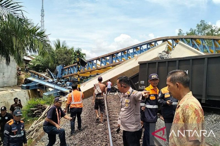 Penyebab <i>Flyover</i> Rubuh Timpa Kereta di Muara Enim Diinvestigasi