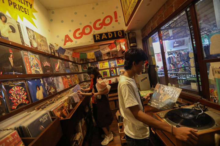 Melihat Toko Rilisan Fisik 'Demajors' di M Bloc