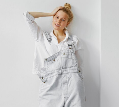 Tetap Girly dengan 5 Ide Stylish Padu Padan Outfit Overall