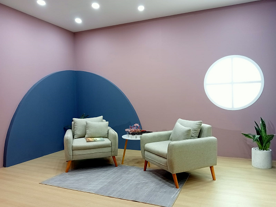 Tema warna Find Balance yang didominasi oleh warna merah mawar muda.  (Foto: Dok. Yuni)