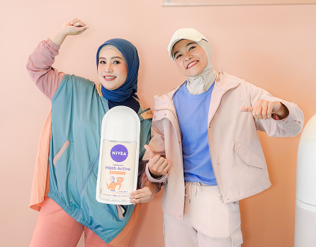  Sabrina Diandra dan Puspa Arumsari dalam peluncuran NIVEA Deodorant Hijab Active.  (Foto: Dok. Istimewa)