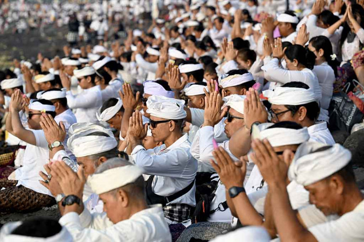 Potret Umat Hindu Bali Ikuti Upacara Melasti Jelang Nyepi