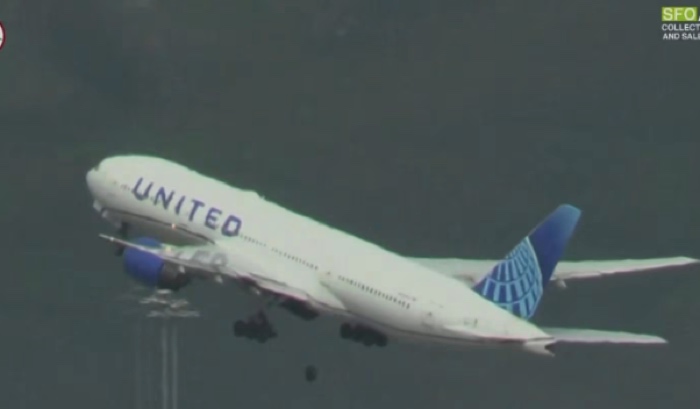 Roda Pesawat Jatuh dari Udara, Timpa Mobil yang Tengah Diparkir