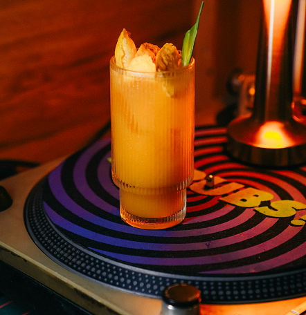 Foam Vinyl & Cocktail Bar, di A3000 Creative Compound Kemang, Jakarta. (Foto: Dok. Istimewa)