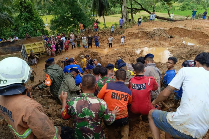 10 Warga Ditemukan Meninggal dalam Musibah Banjir dan Longsor di Pesisir Selatan